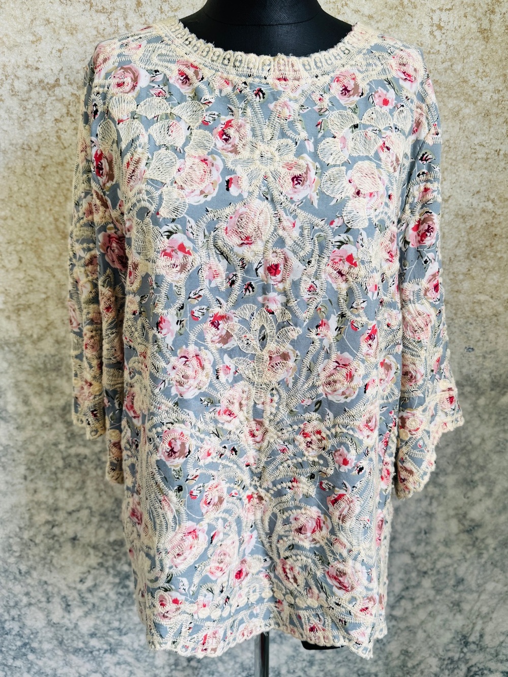 Solitaire Embroidered Floral 3/4 Sleeve Top - M